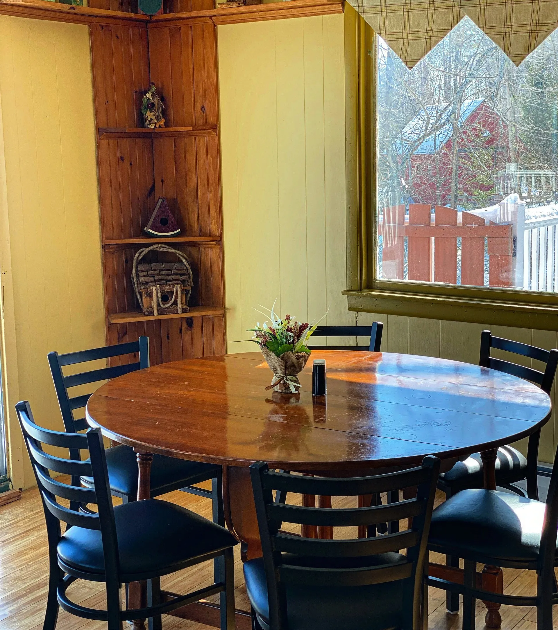 Bromley View Inn - Dining Table