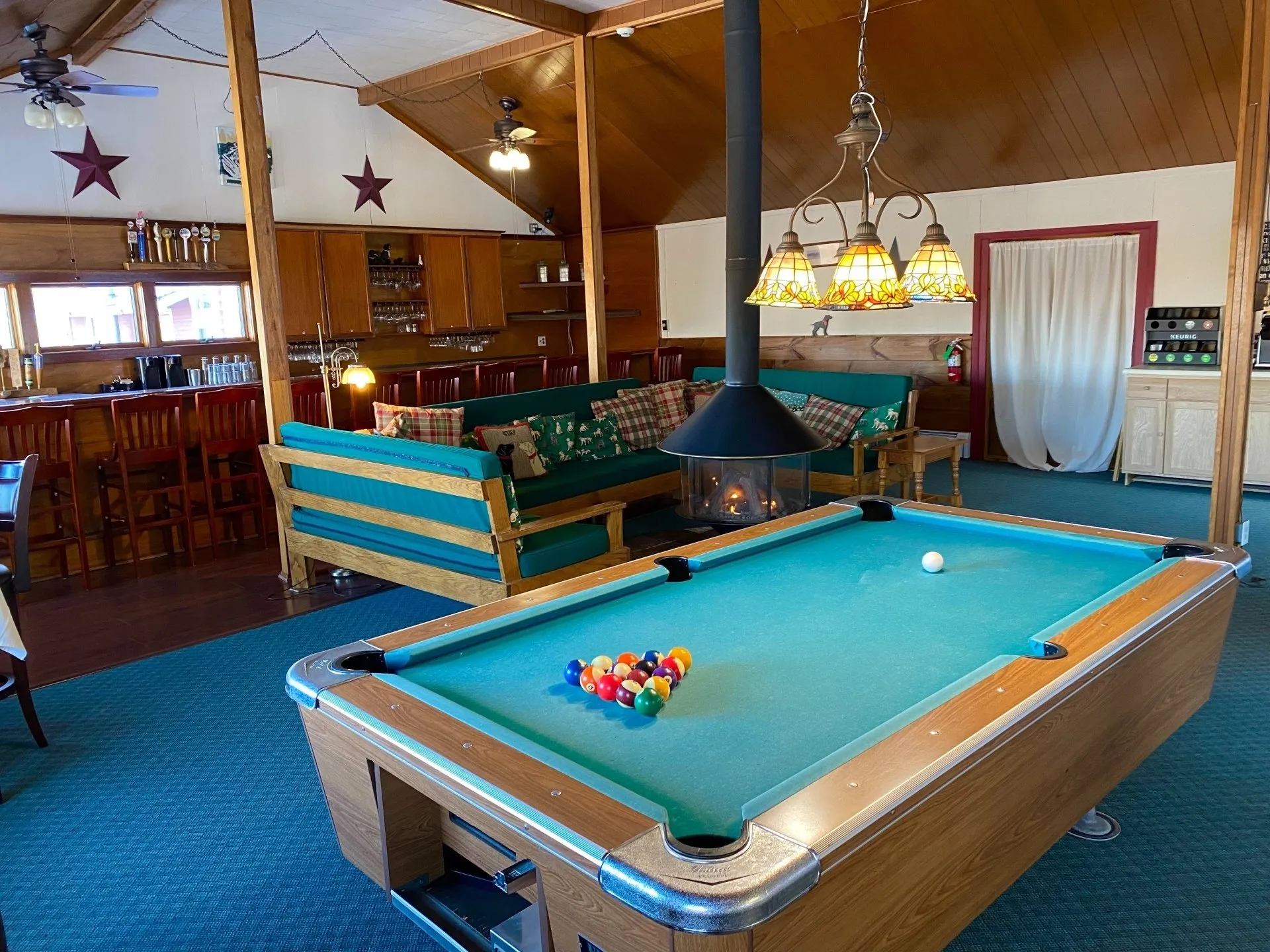Bromley View Inn - Lounge with Billiard Table
