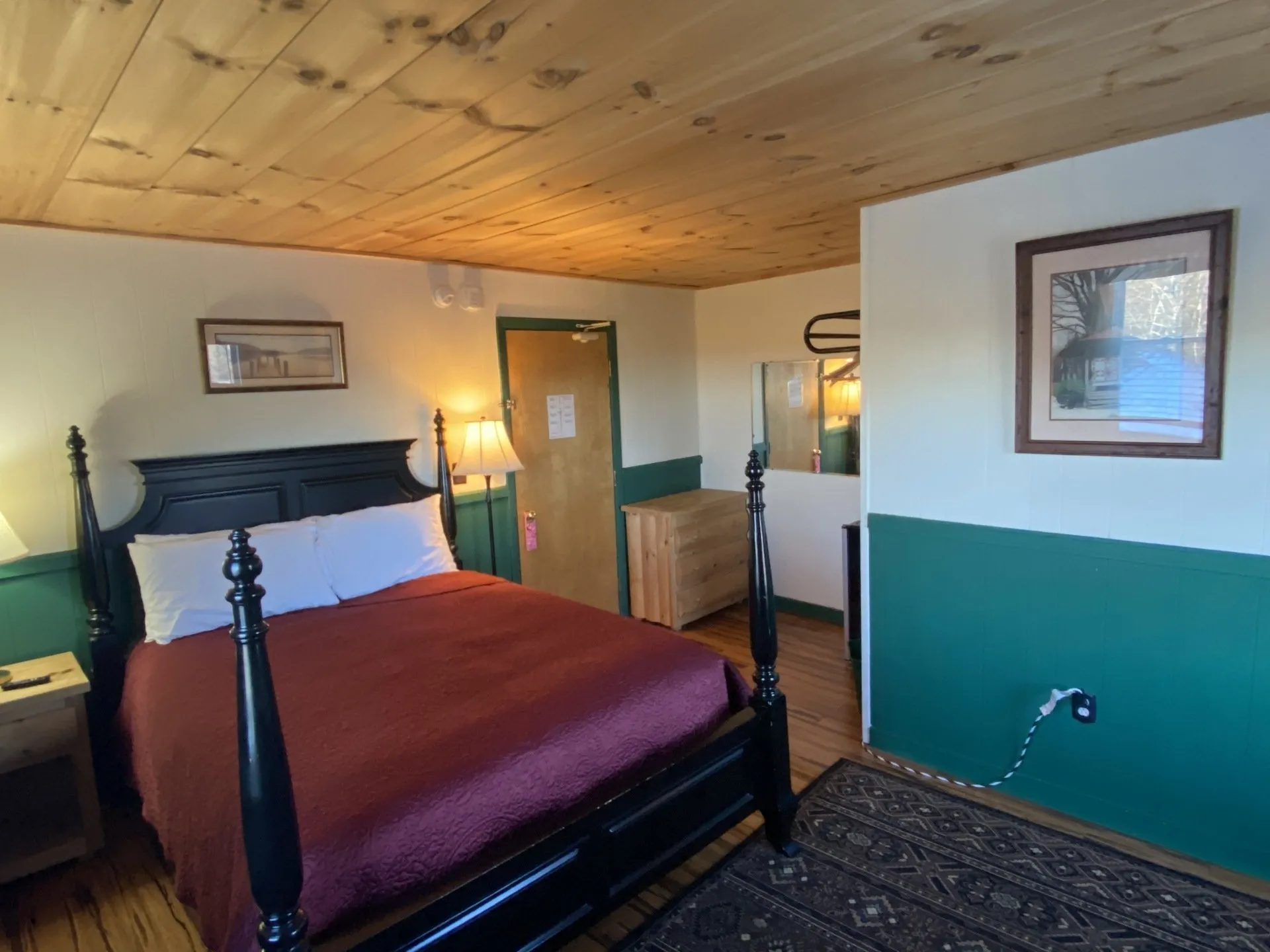 Bromley View Inn - Suite with Queen Bed