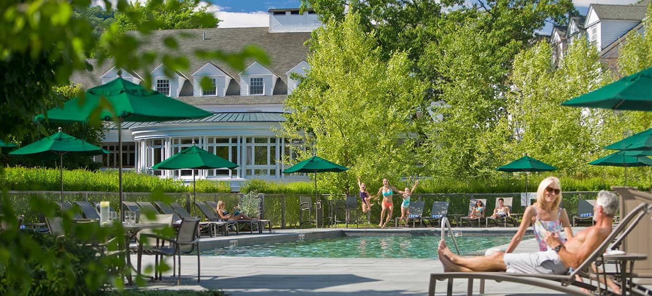Woodstock Inn - Outdoor Pool with Guests