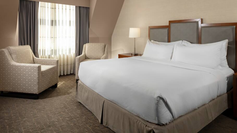 DoubleTree by Hilton Burlington - Mansfield Suite Bedroom