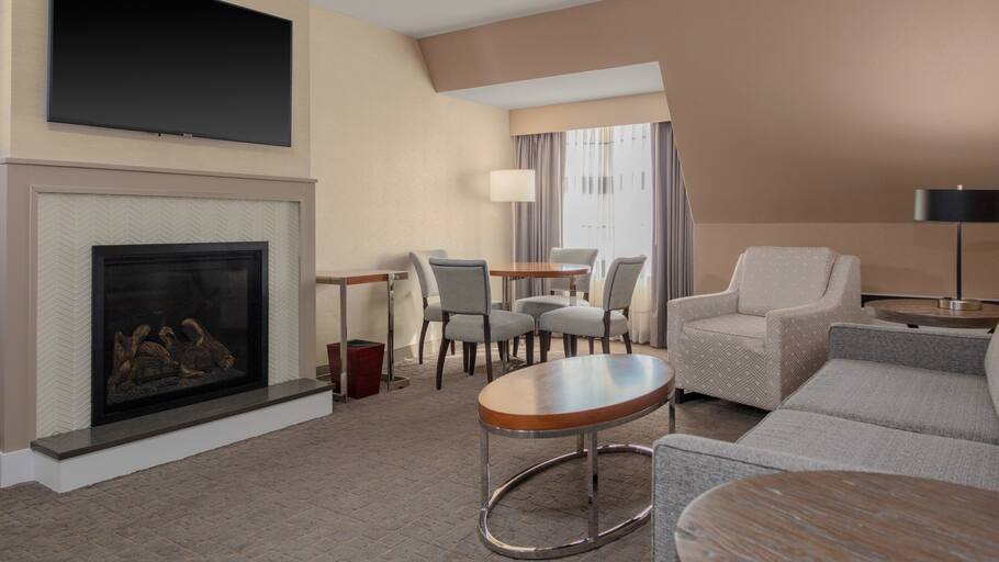 DoubleTree by Hilton Burlington - Mansfield Suite Living Room with Fireplace