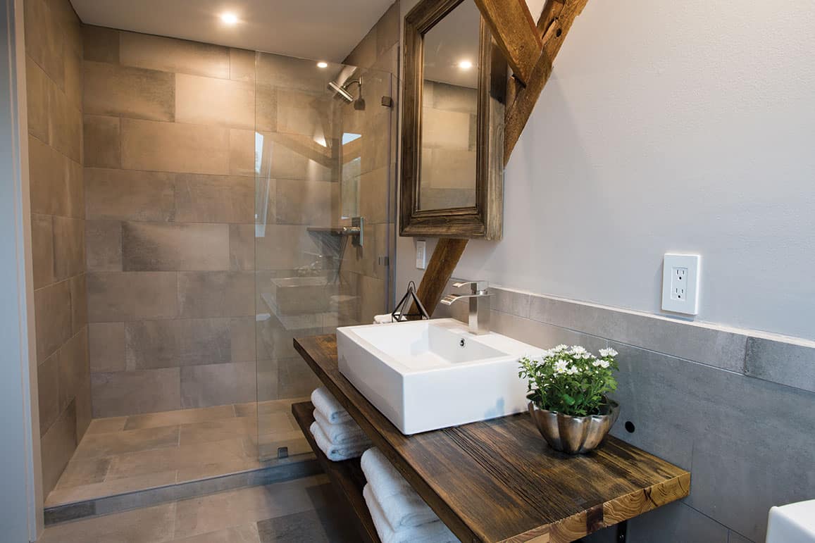Mountain Meadows Lodge - Modern Bathroom with Walkin Shower