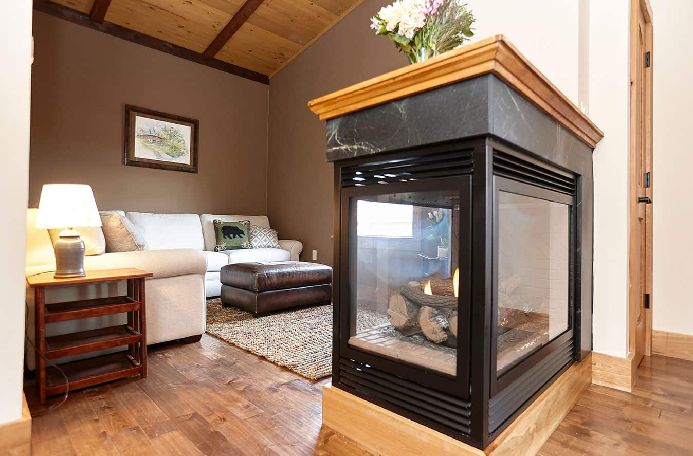 Seesaws Lodge - King Suite with 3 sided Fireplace