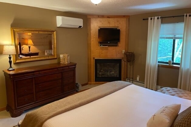 Snowed Inn - Tamarack Room with Fireplace and King Bed
