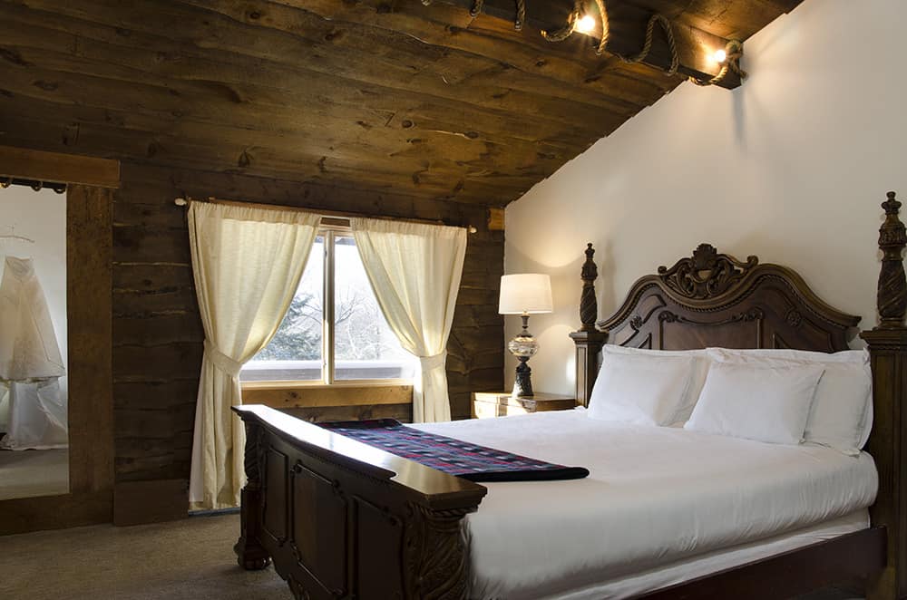 Summit Lodge - Bridal Suite with King Bed