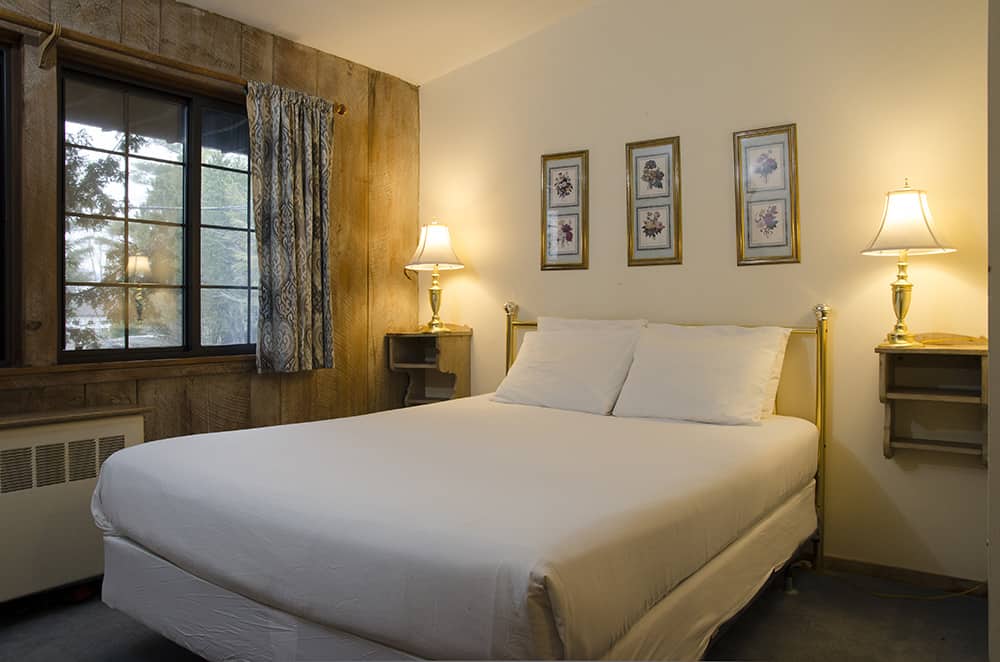 Summit Lodge - Standard Queen Bed