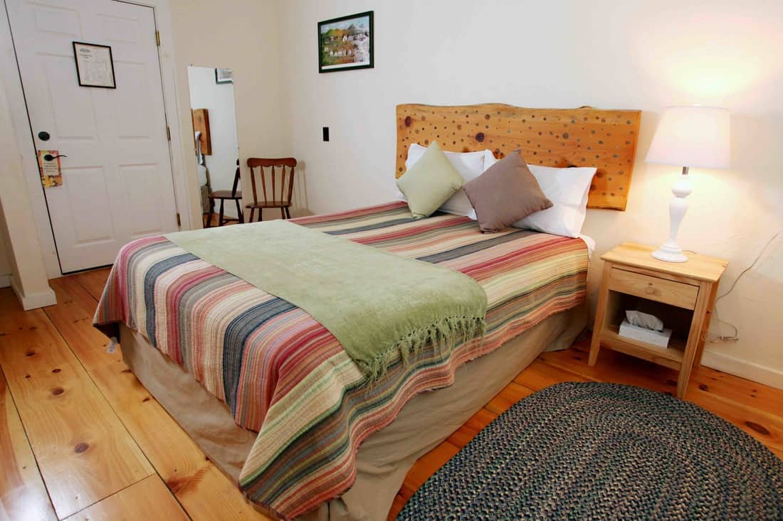 Trailside Inn - Room with Queen Bed