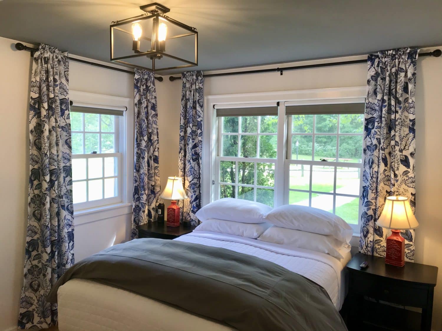 1824 House Inn + Barn - Queen Bed with Many Windows