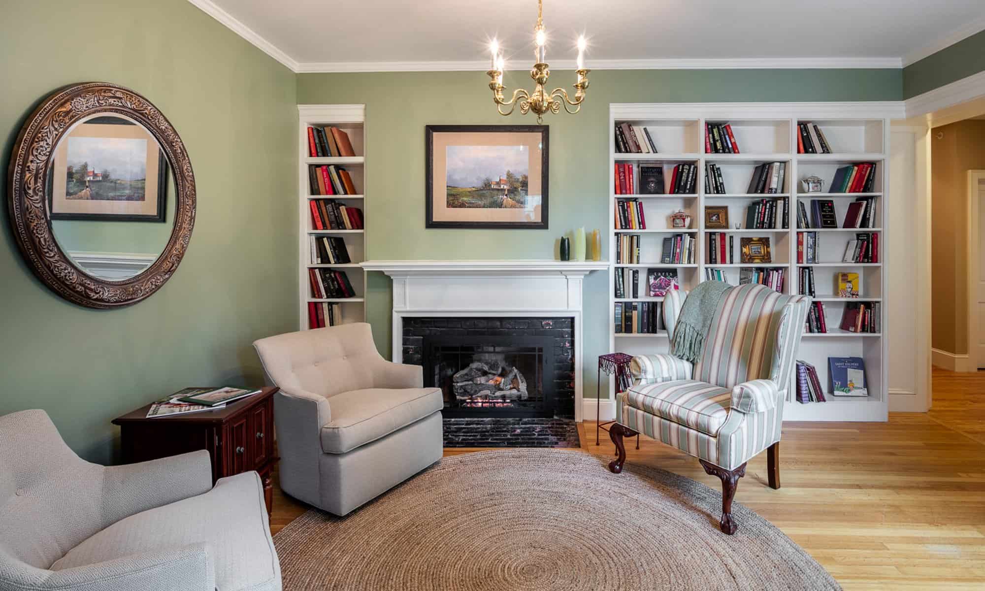 Blue Horse Inn - Library with Fireplace