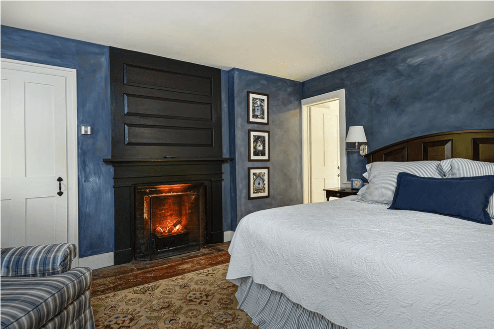 Inn at Weathersfield - Arlington King Bed with Fireplace