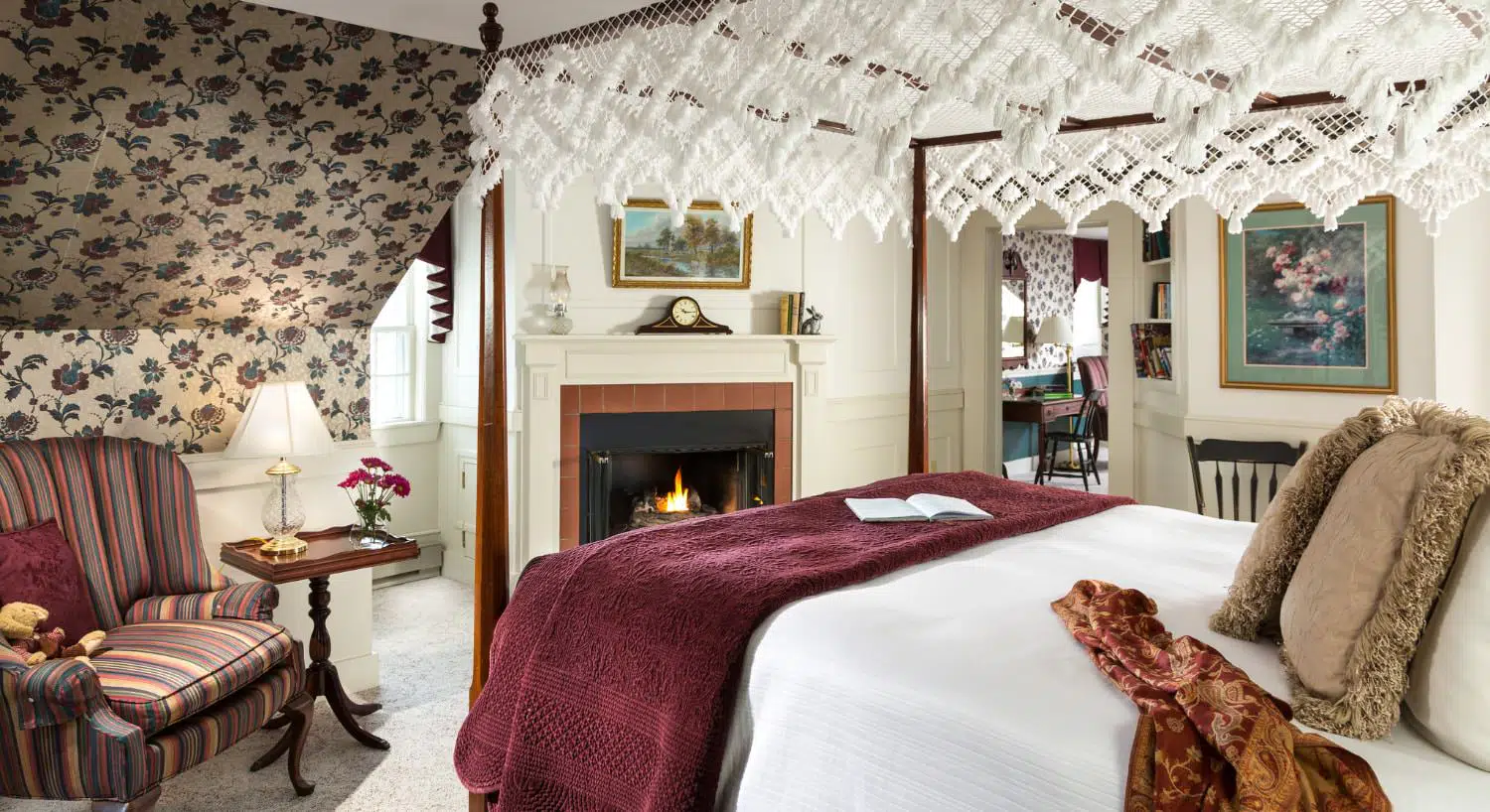 Rabbit Hill Inn - Queen Four Poster Canopy Bed with Fireplace