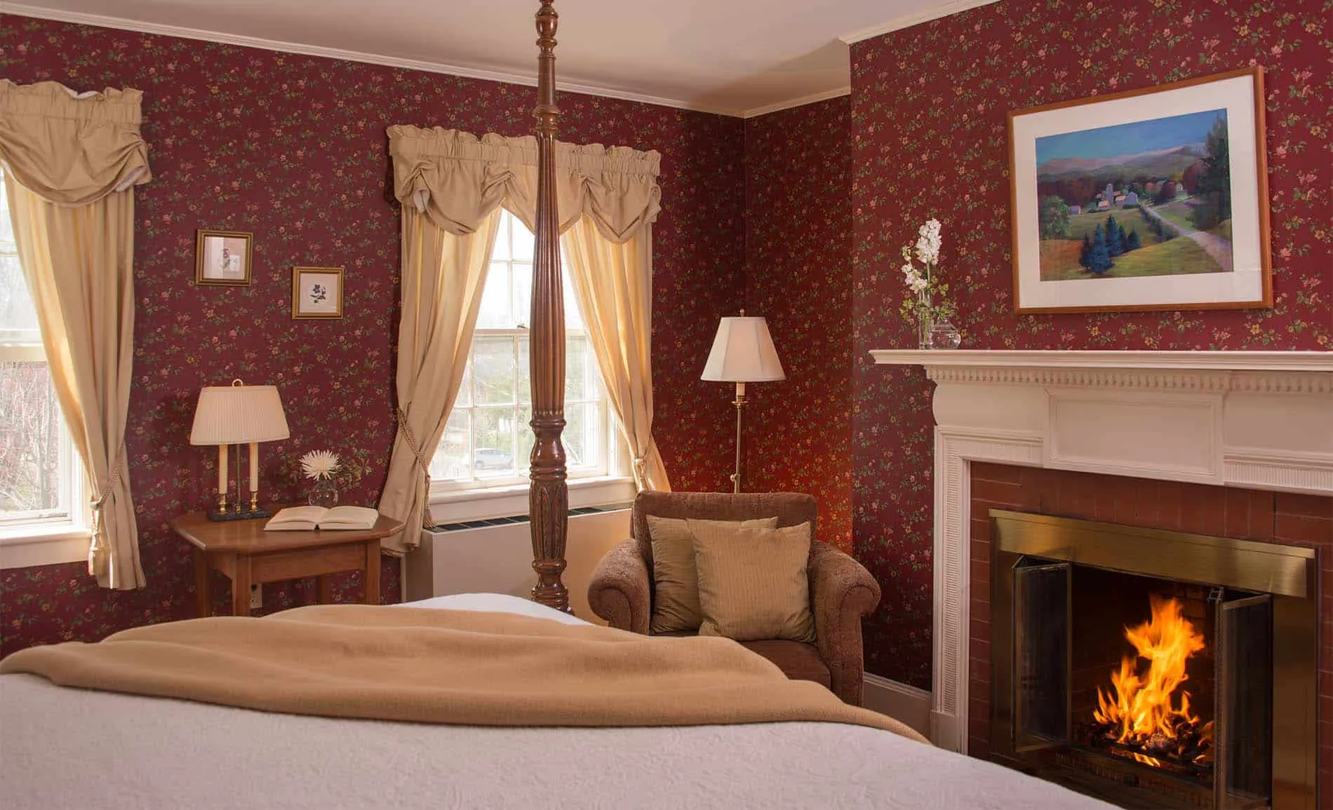 Swift House Inn - Four Poster Bed with Fireplace