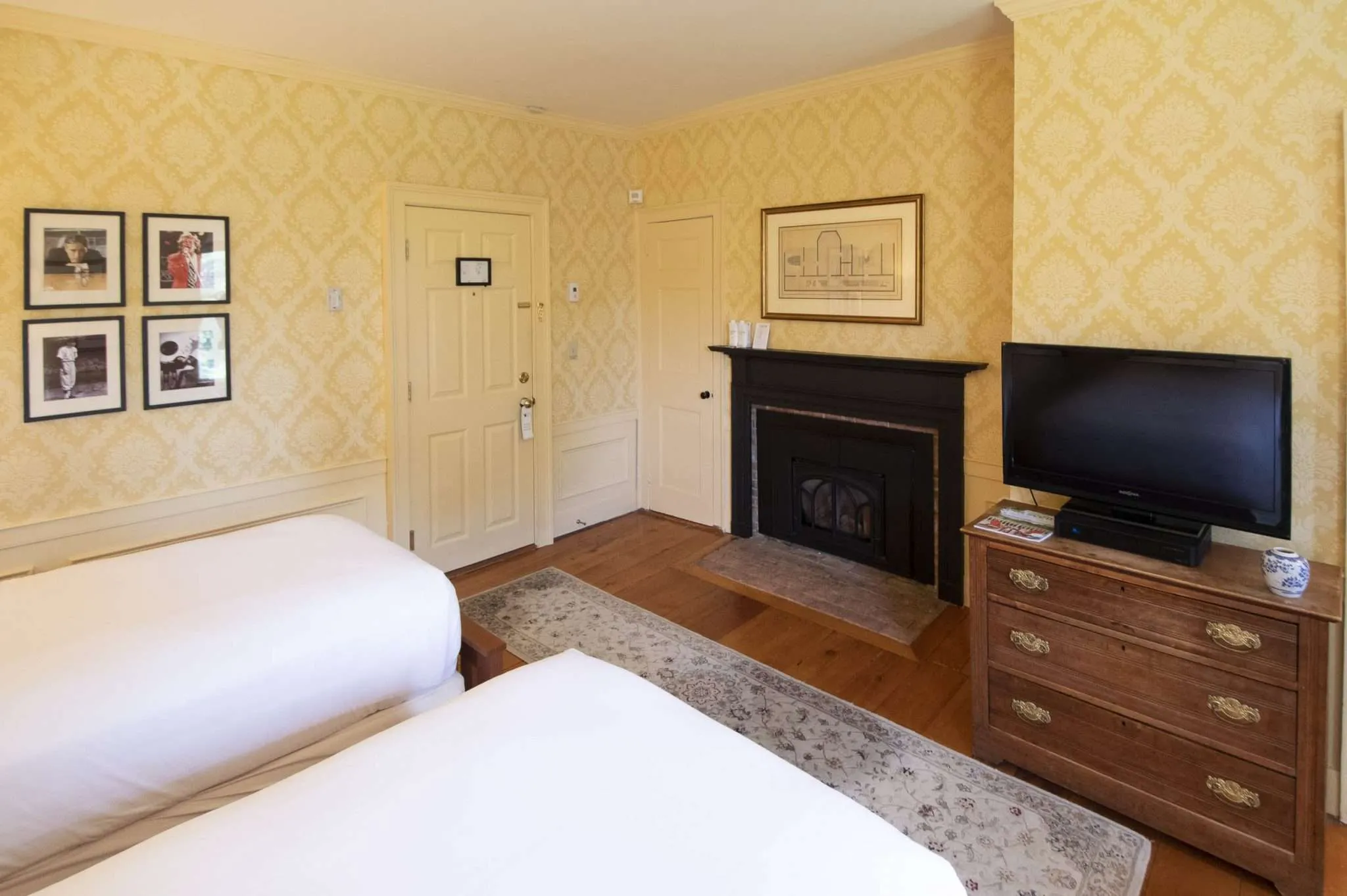 Swift House Inn - Two Twin Beds with Fireplace