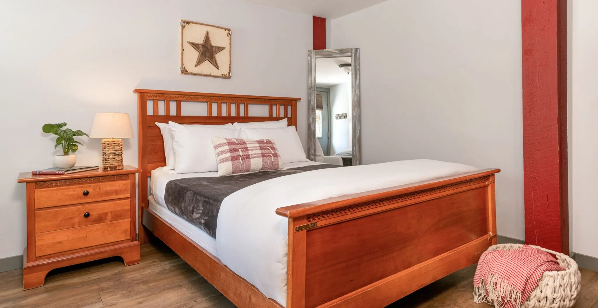 Warren Lodge - Queen Bed with Star Picture