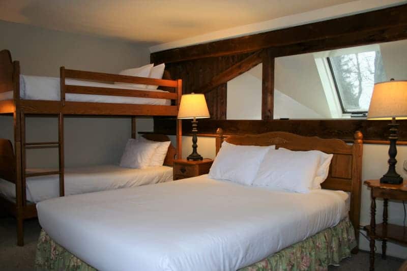 Wildflower Inn - Queen Bed with Bunkbeds