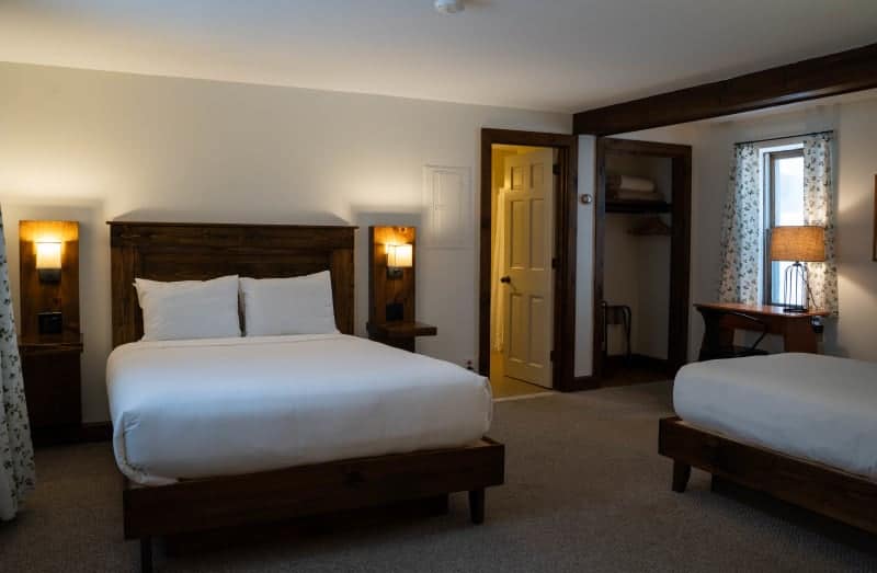 Wildflower Inn - Queen Bed with Twin Bed