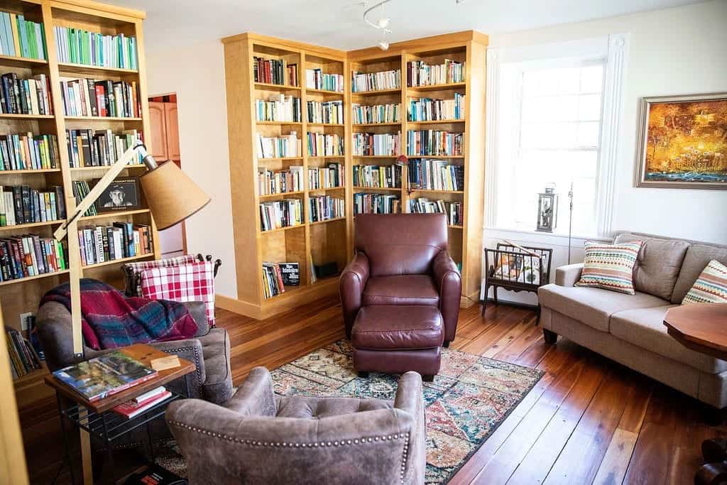 Woodstocker B&B - Library with Armchairs
