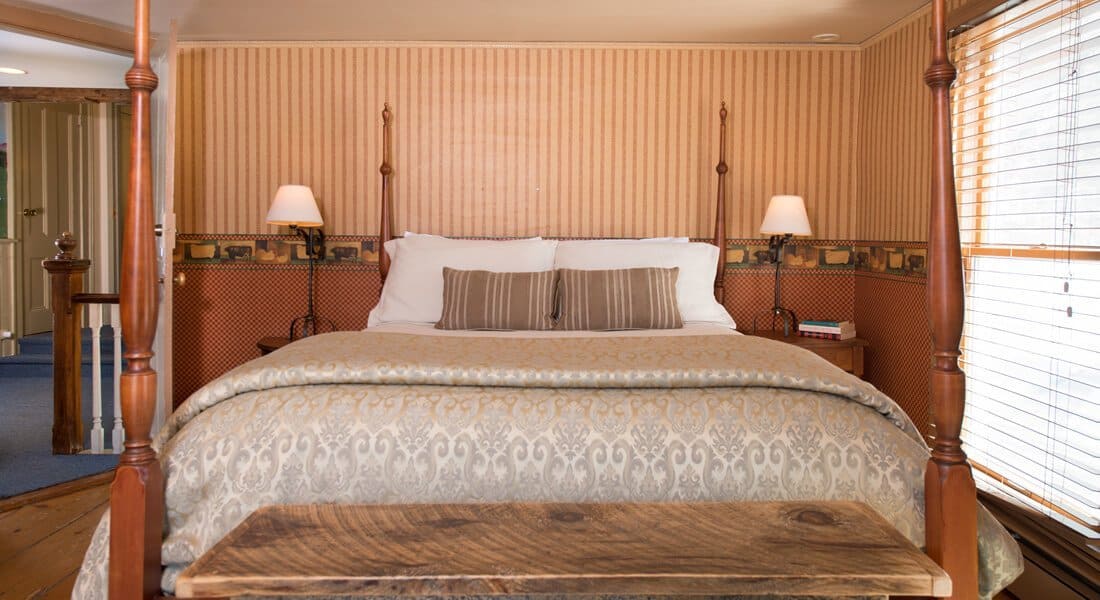 Golden Stage Inn - Four Poster Queen Bed