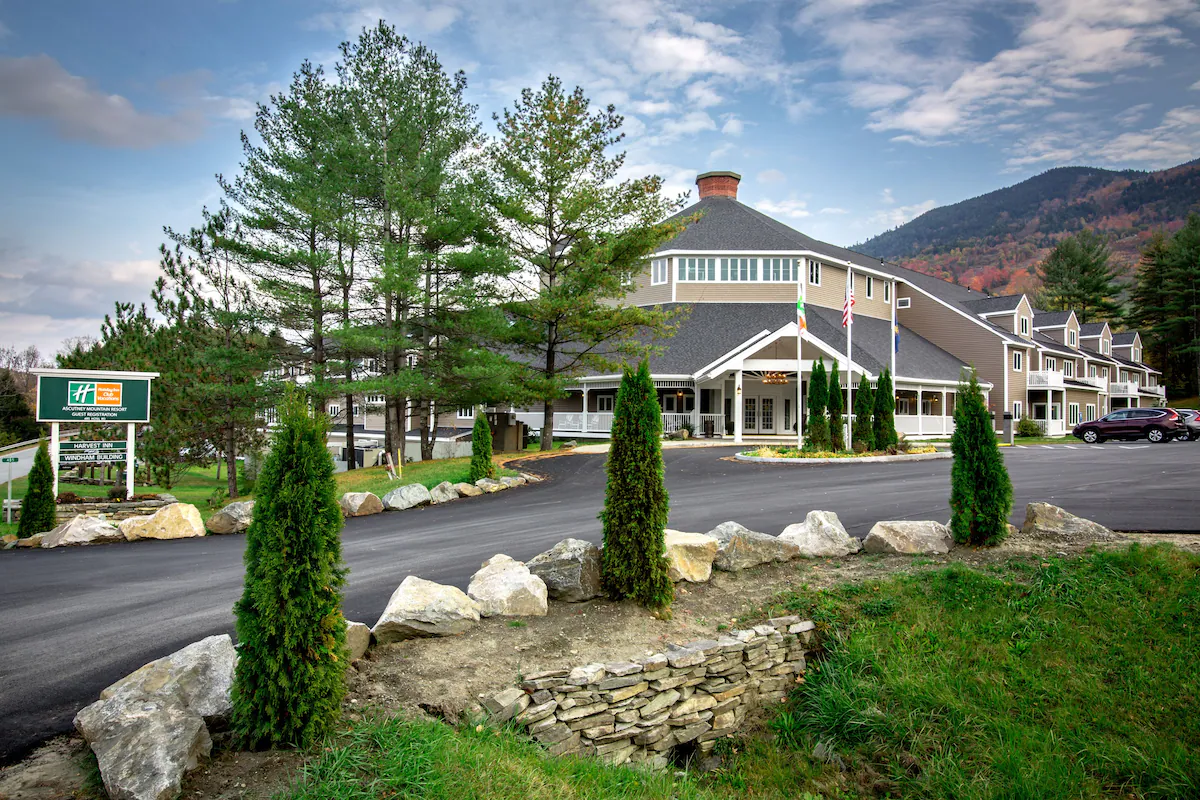 Holiday Inn Club Vacations at Ascutney - Summer Exterior Entrance with Sign