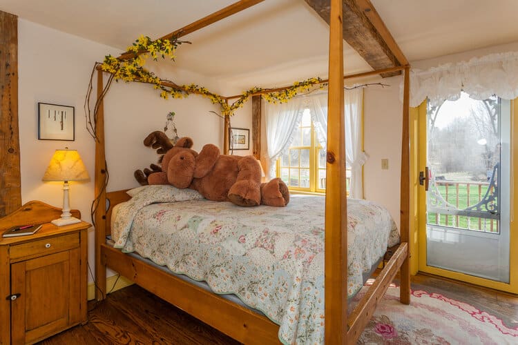 Inn at Buck Hollow - Canopy Bed with Moose