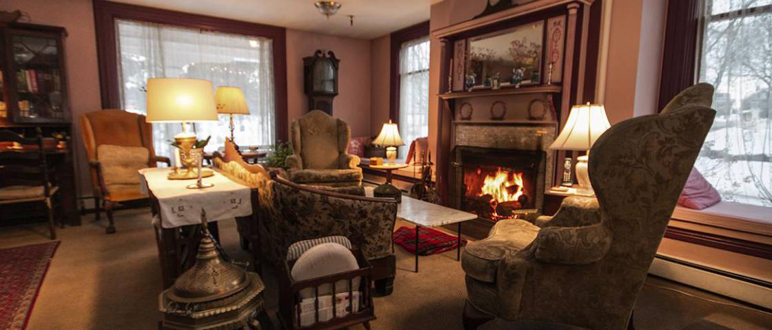 Old Stagecoach Inn - Common Area with Fireplace