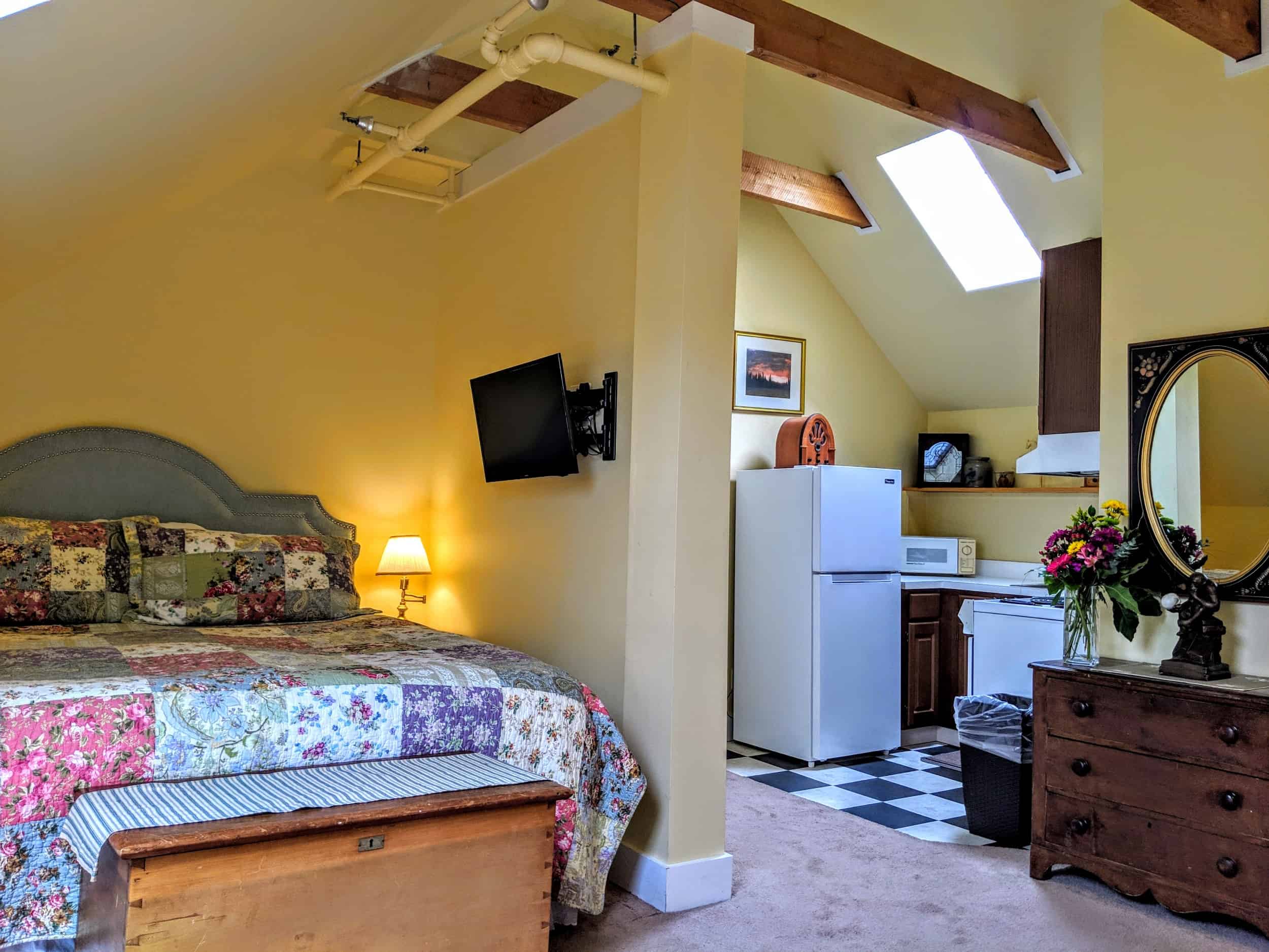 Old Stagecoach Inn - Queen Bed with Kitchenette