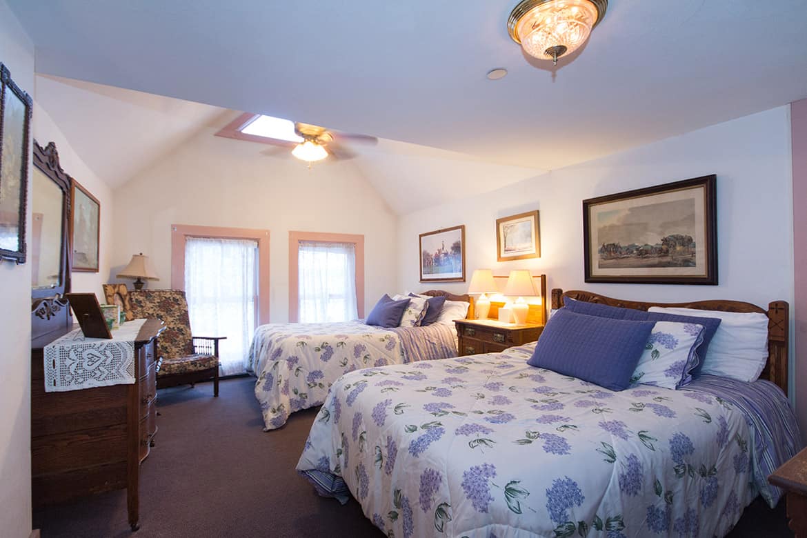 Old Stagecoach Inn - Two Queen Beds
