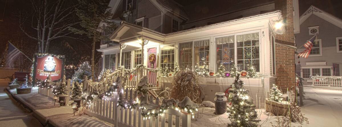 Phineas Swann Inn & Spa - Winter Exterior Entrance at Night