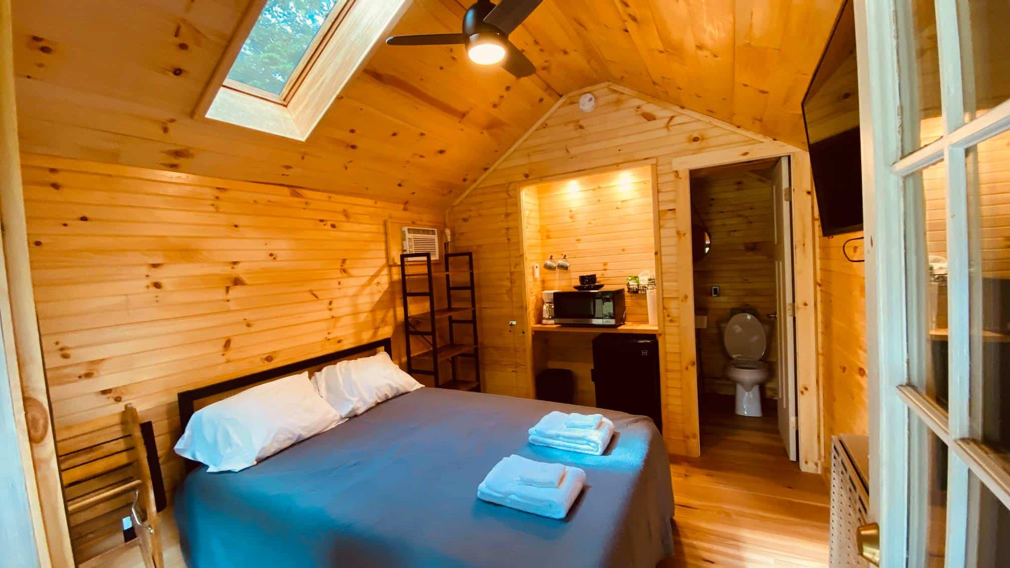 Pine Crest - Cabin with Queen Bed