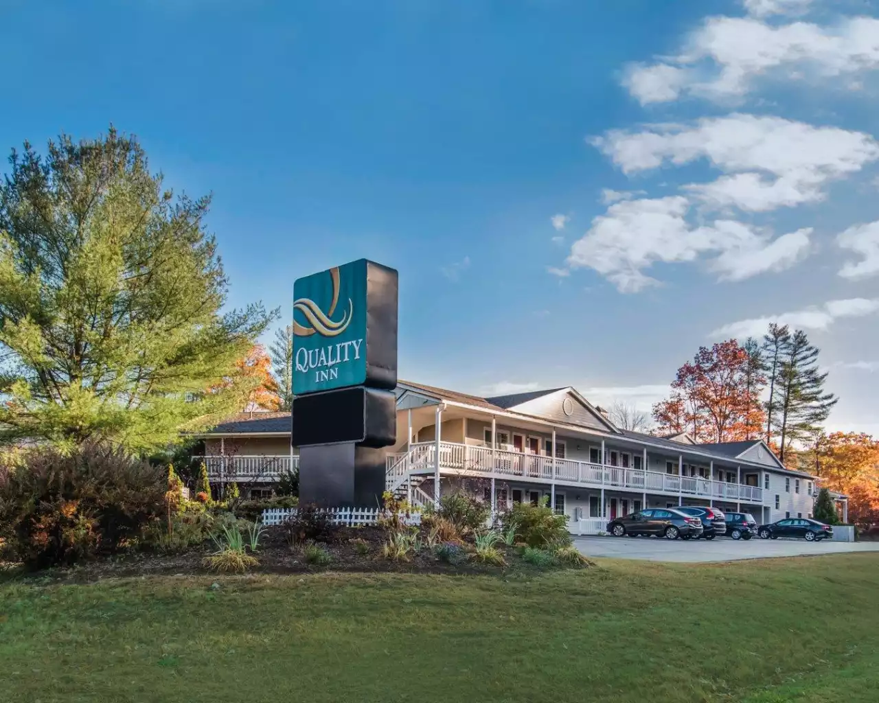 Quality Inn at Quechee Gorge - Fall Exterior with Sign