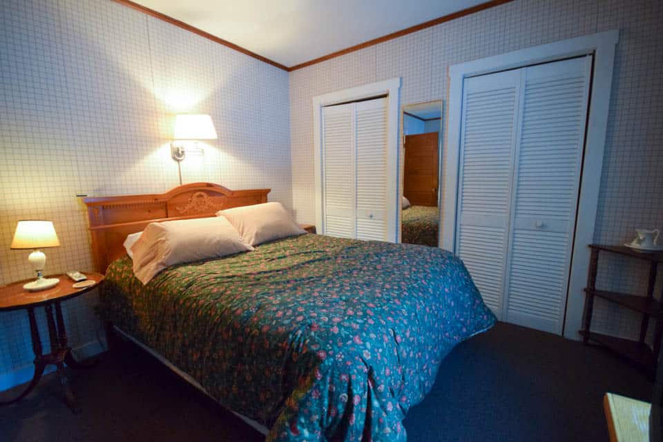 Stowe Cabins in the Woods - Queen Bed and Closets