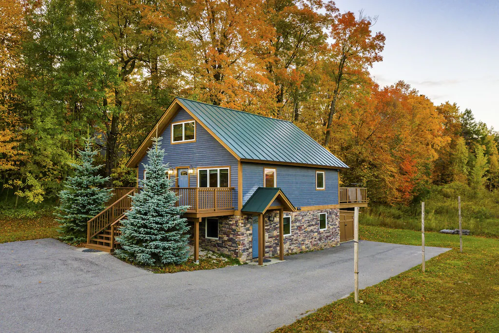 5 BR with a View & Hot Tub --> UNBEATABLE location Cabin in Fall Foliage Exterior