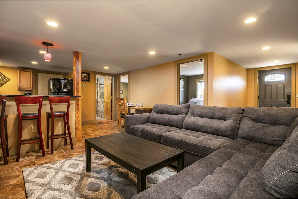 5 BR with a View & Hot Tub --> UNBEATABLE location Interior Living Room and Bar Seats
