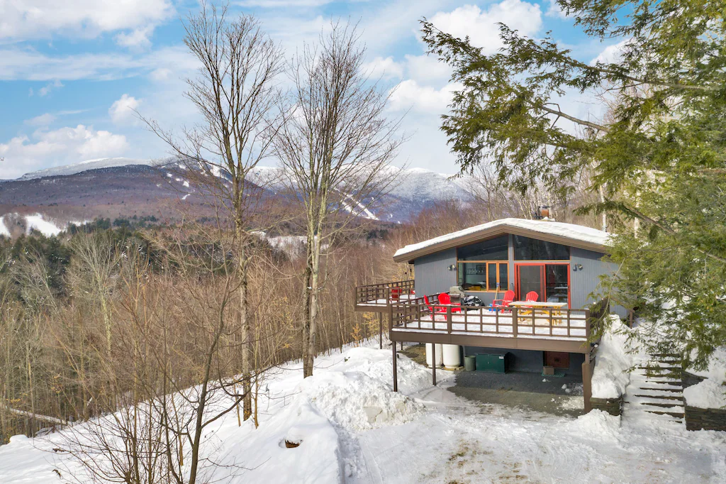 Amazing views near mtn and town- family friendly ski house! Side View of House with Mountain View