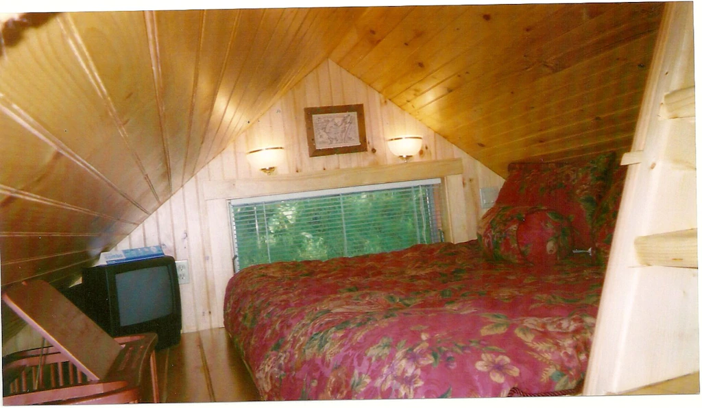 Beautiful Teeny Tiny Cottage On Lake Eden King Bed