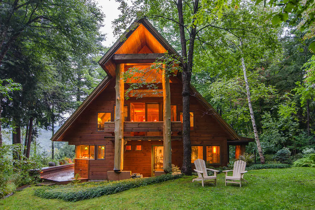Beautiful lodge with furnished deck and views - near skiing Exterior