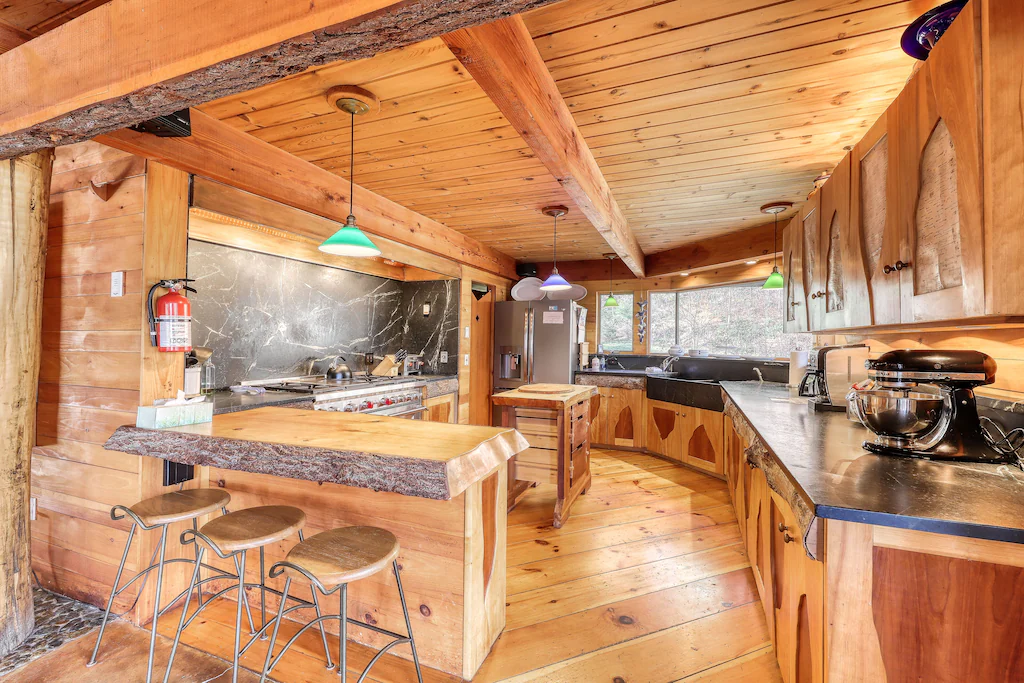 Beautiful lodge with furnished deck and views - near skiing Kitchen