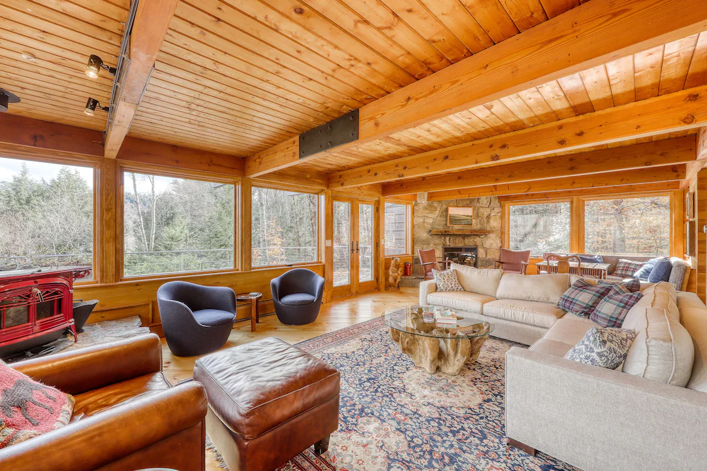 Beautiful lodge with furnished deck and views - near skiing Living Room