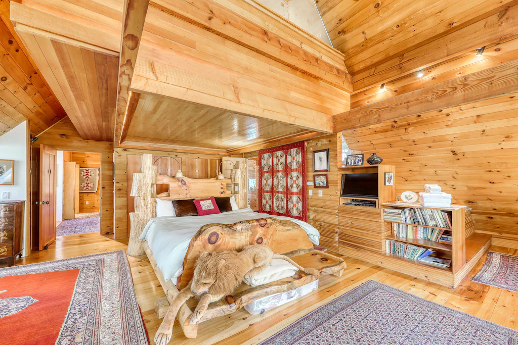 Beautiful lodge with furnished deck and views - near skiing Master Bedroom