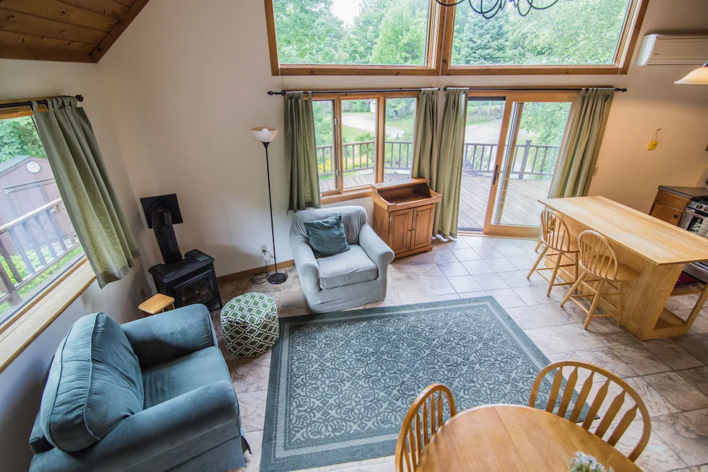 Cottage in the Woods, close to everything in Stowe! Great Room