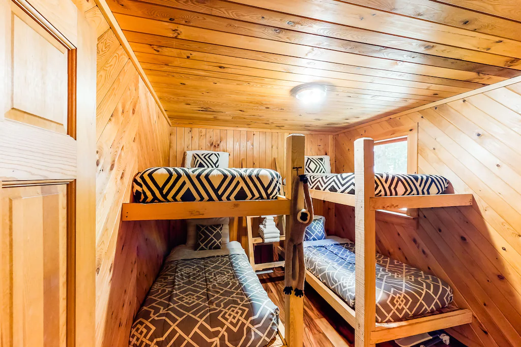 Dog-friendly, lakeside home w:wood-burning fireplace:private Bunk Room