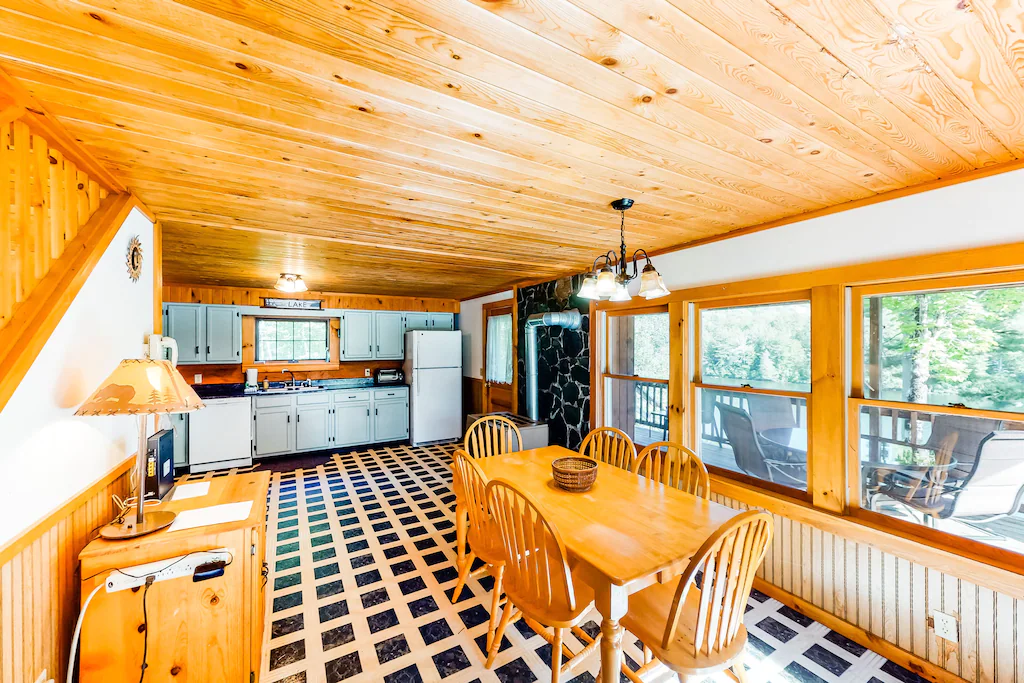 Dog-friendly, lakeside home w:wood-burning fireplace:private Dining Room and Kitchen