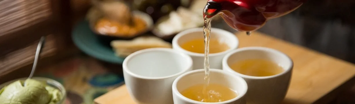 Dobra Tea - Pouring Tea