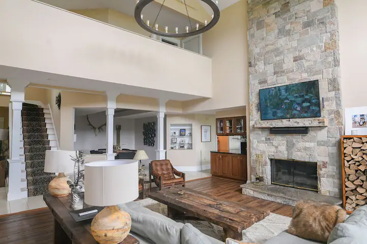 Majestic Mountain Spa Retreat - Waterbury Living Room Fireplace and TV