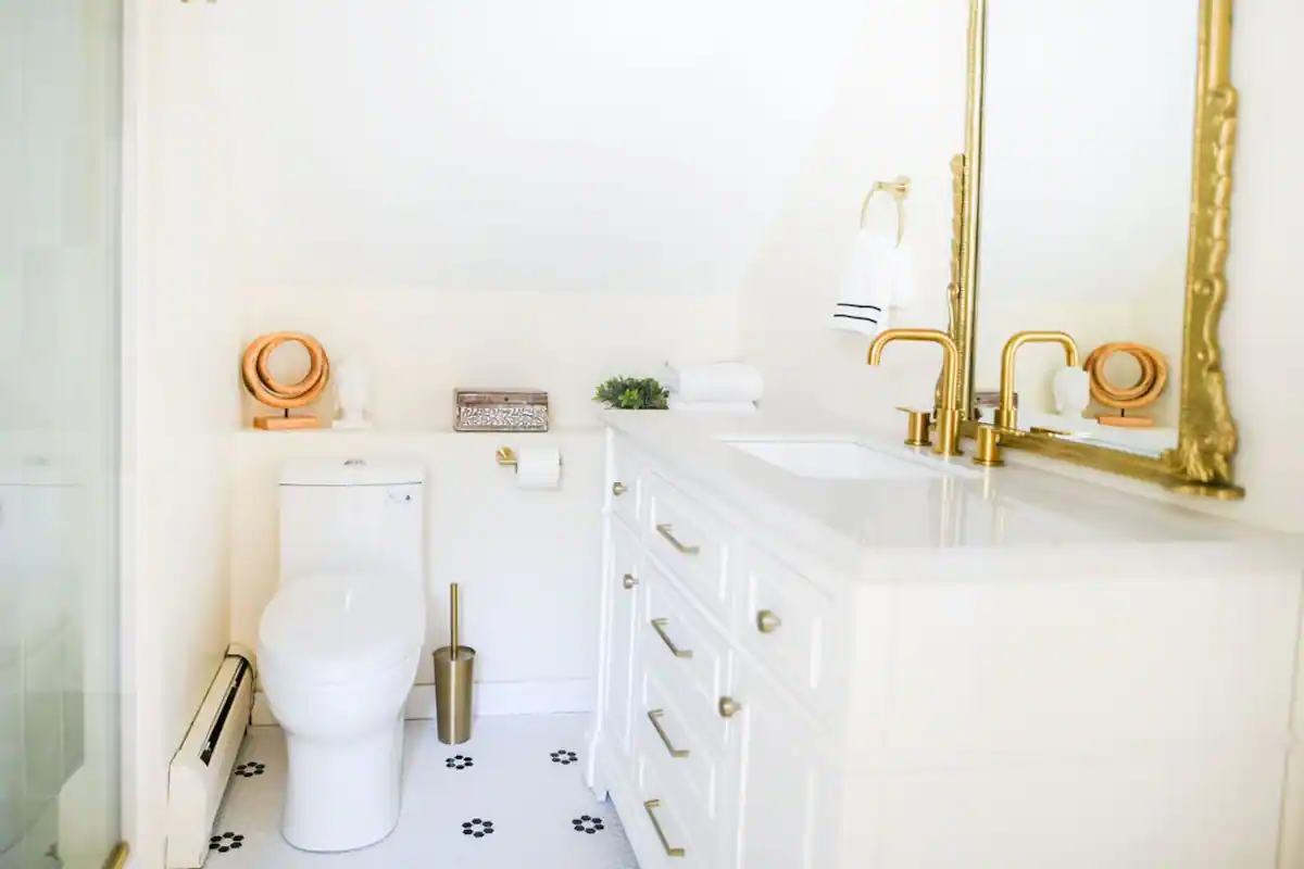 The Château Stowe Bright Modern Bathroom