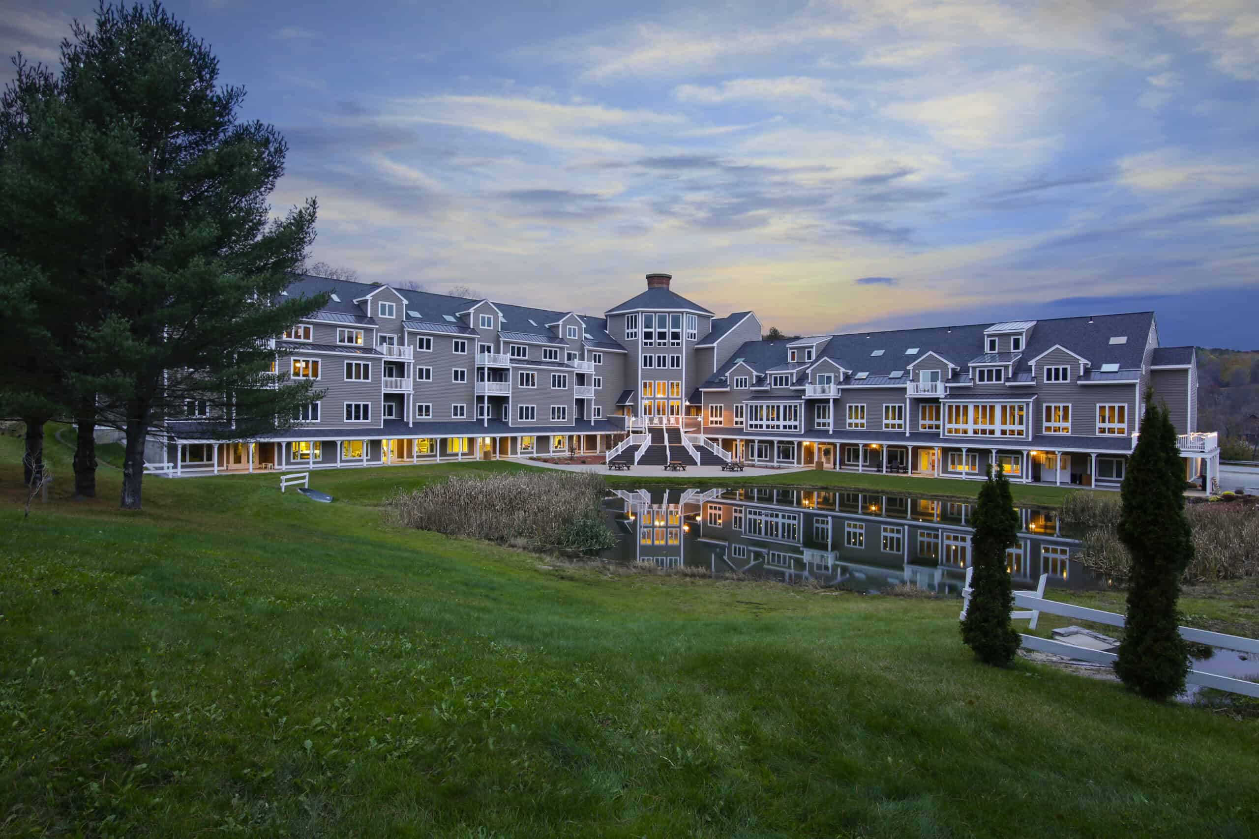 Holiday Inn Ascutney Foliage 01 - 5760x3840